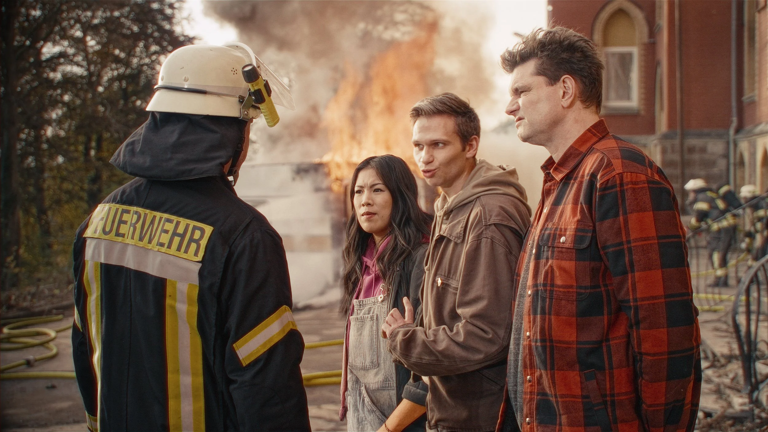 Mai, Lutz und Fabian im Gespräch mit Feuerwehr