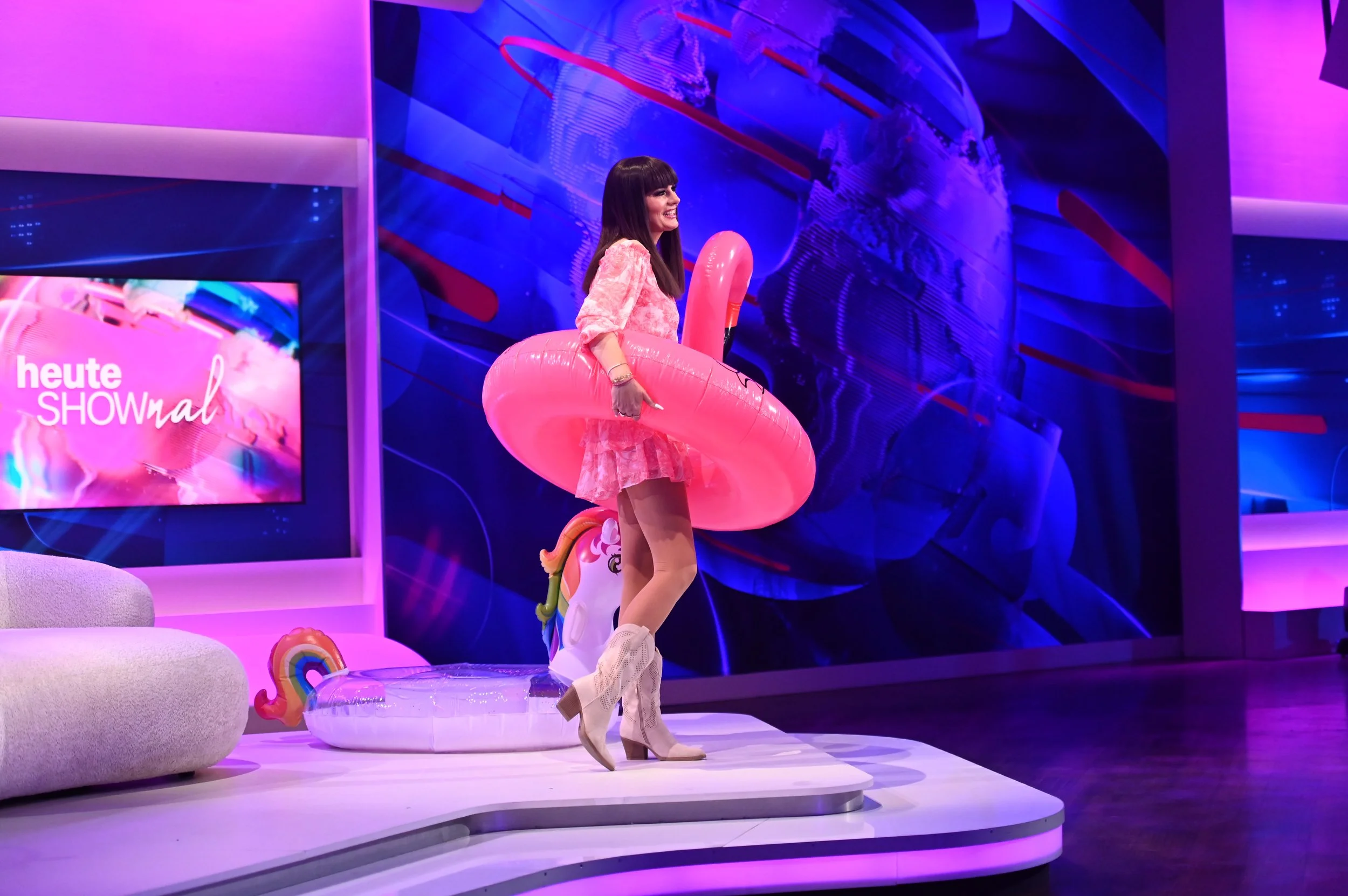 Martina mit Riesenflamingo auf Bühne