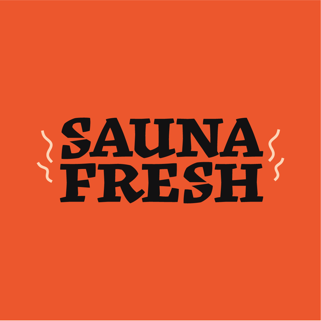 Tekstityyli, jossa sanottu "Sauna Fresh" mustalla kirjaimella oranssitaustalla, kaksi röyhelöistä viivaa molemmin puolin.