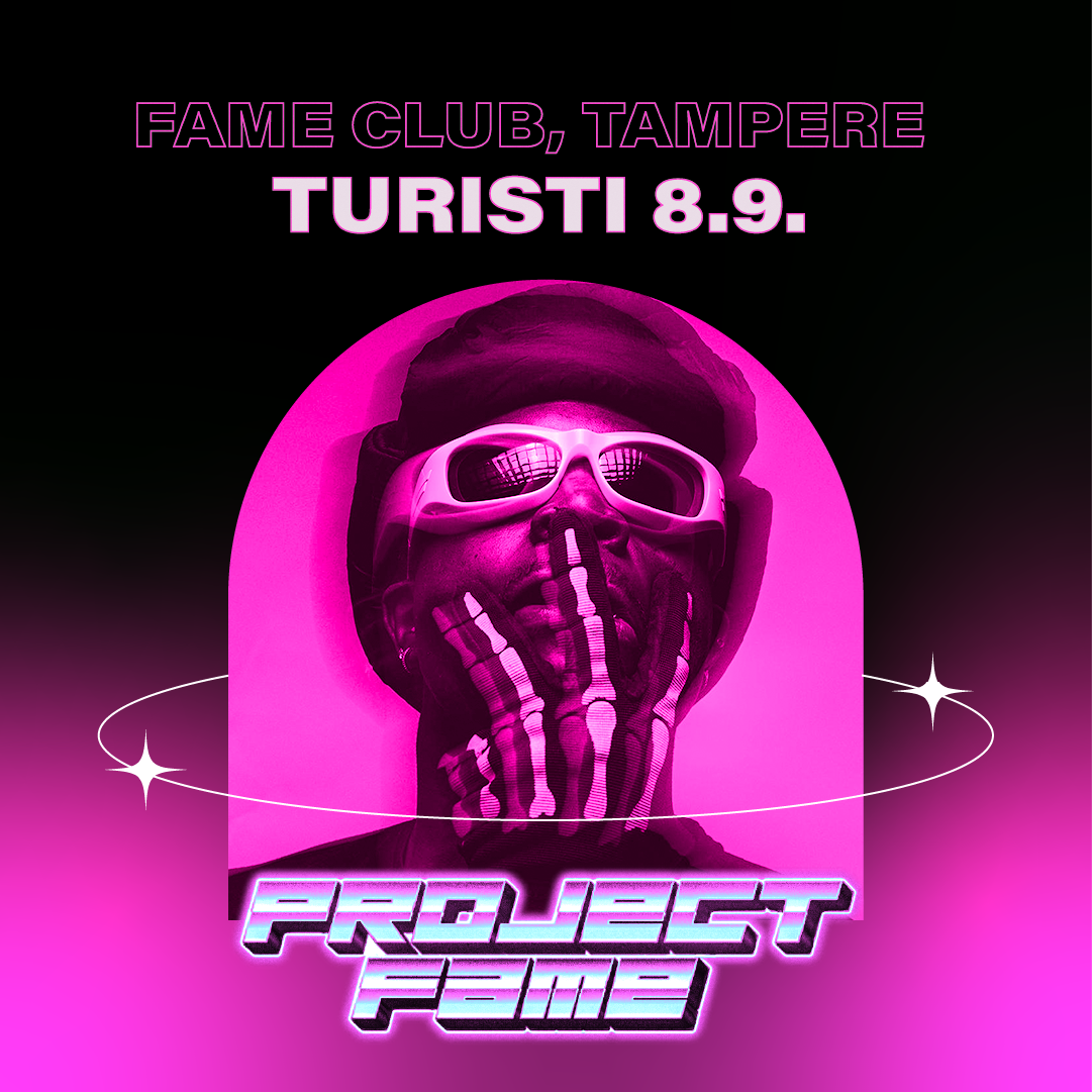 Värikäs futuristinen juliste, jossa henkilö rauhallisessa poseerauksessa, käytössä tummat aurinkolasit ja maski, taustalla musta ja vaaleanpunainen värimaailma, teksti 'Fame Club, Tampere', 'Turisti 8.9.' ja 'Project Fame'.
