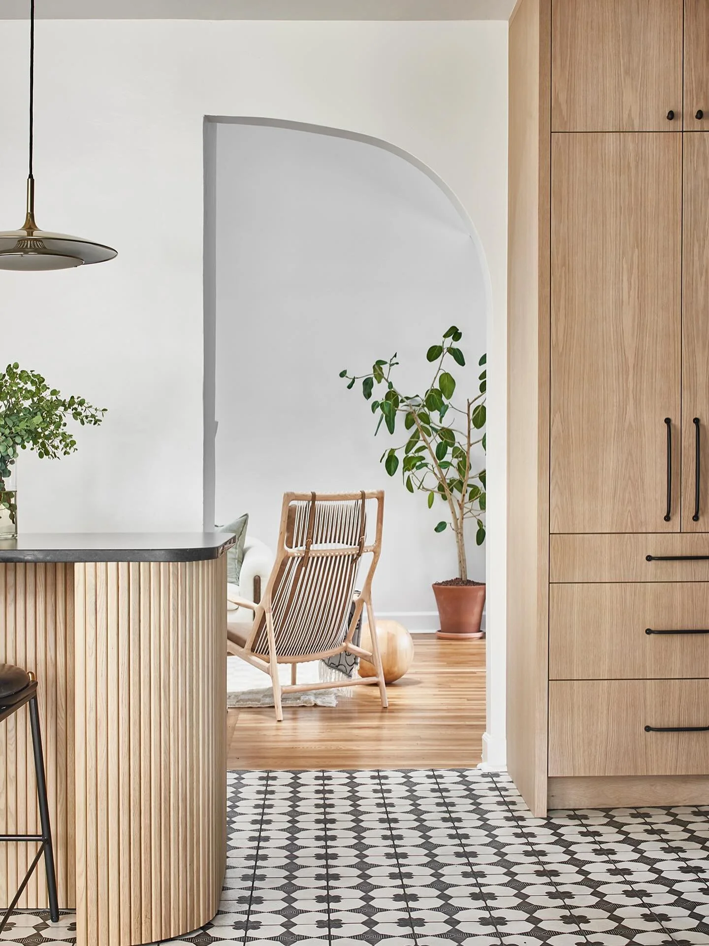 Guided by materiality and balance, we create interiors that feel calm, grounded, and quietly unexpected.

photography: @mm_photo_inc