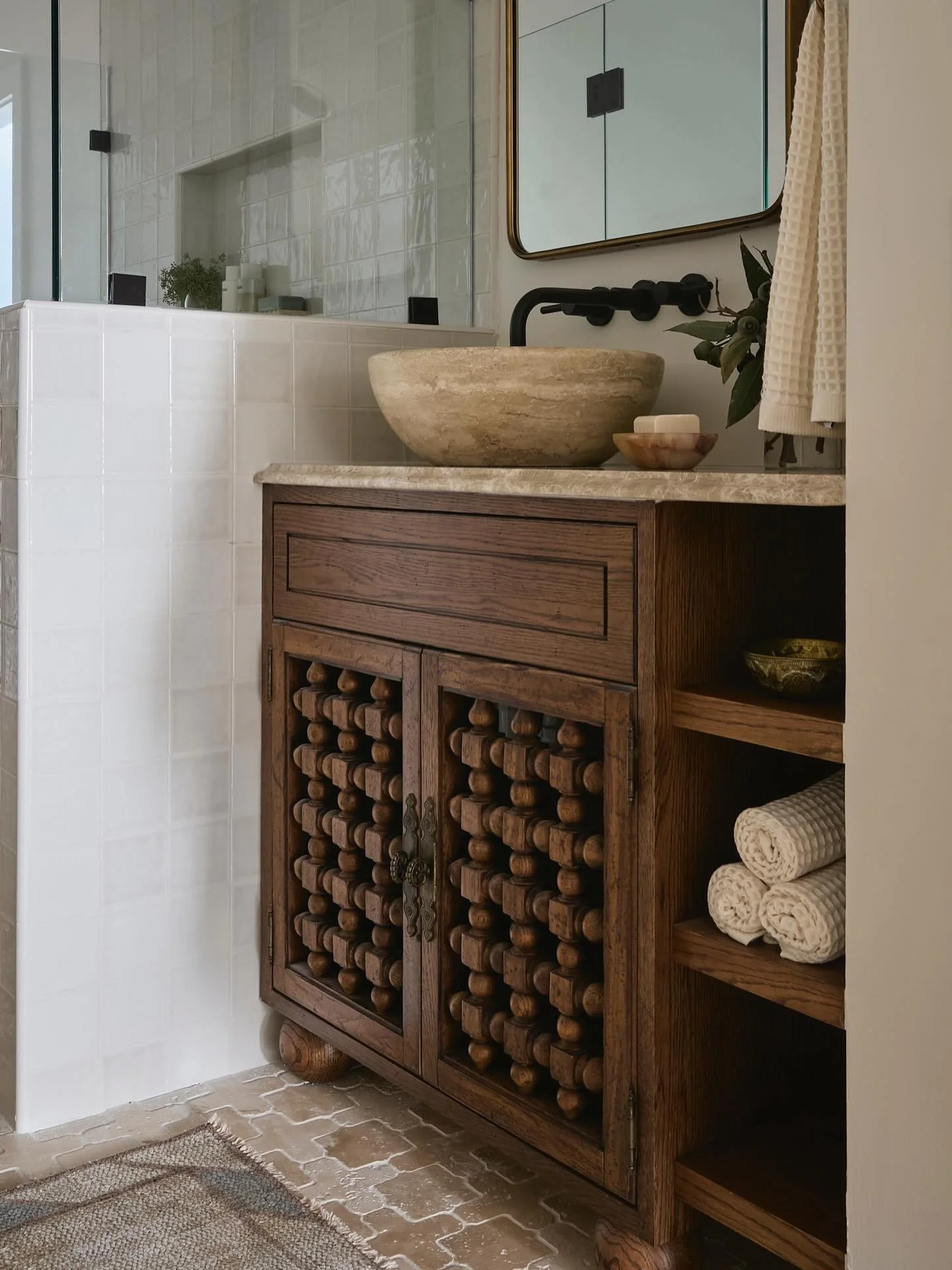 Reimagined.

Found on one of Gabriela&rsquo;s antiquing hunts and saved for two years, these antique doors became the inspiration for this custom vanity. A beautiful old find worth waiting for.

photography: @elliottfuerniss_photo