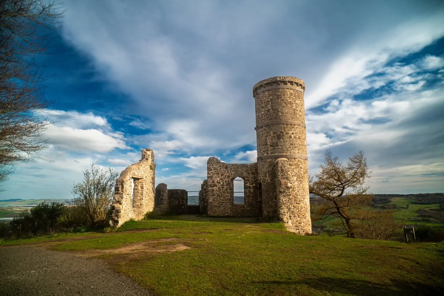 This tower atop Kinnoull Hill has quite the story. Built after Thomas Hay, 9th Earl of Kinnoull, had visited Germany and seen some of the castle ruins along the Rhine. Wanting something to give the same sort of look without having to actually be the 