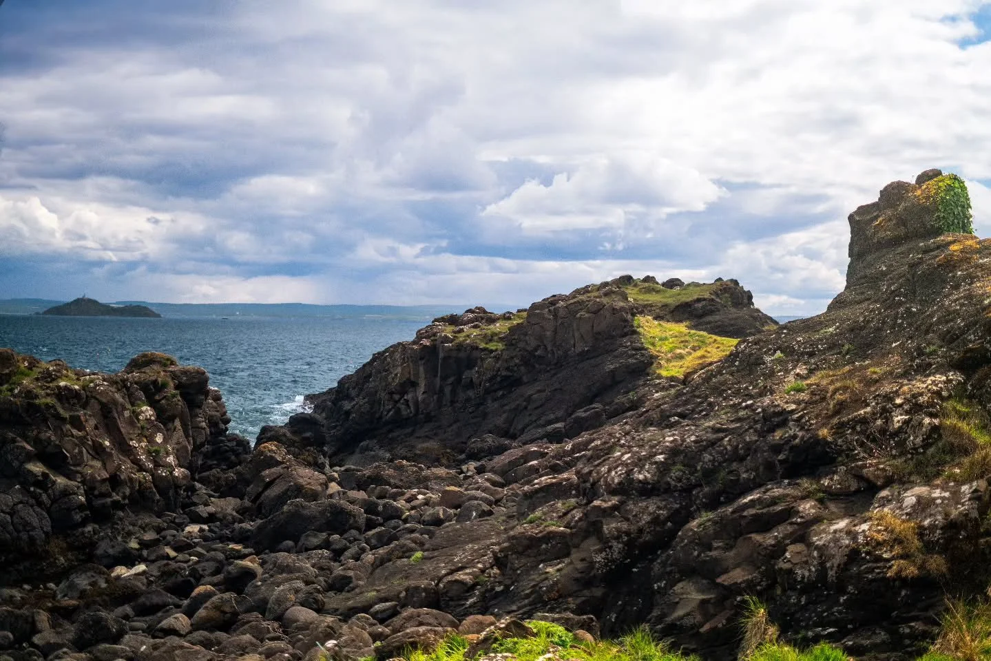 Looking out across the rocky beach to the sea beyond. Taken between Kirkcaldy and Kinghorn on the Fife Coastal Path.

www.jdwphotography.net

#sonyalpha #photooftheday #coastal #visitscotland #landscape