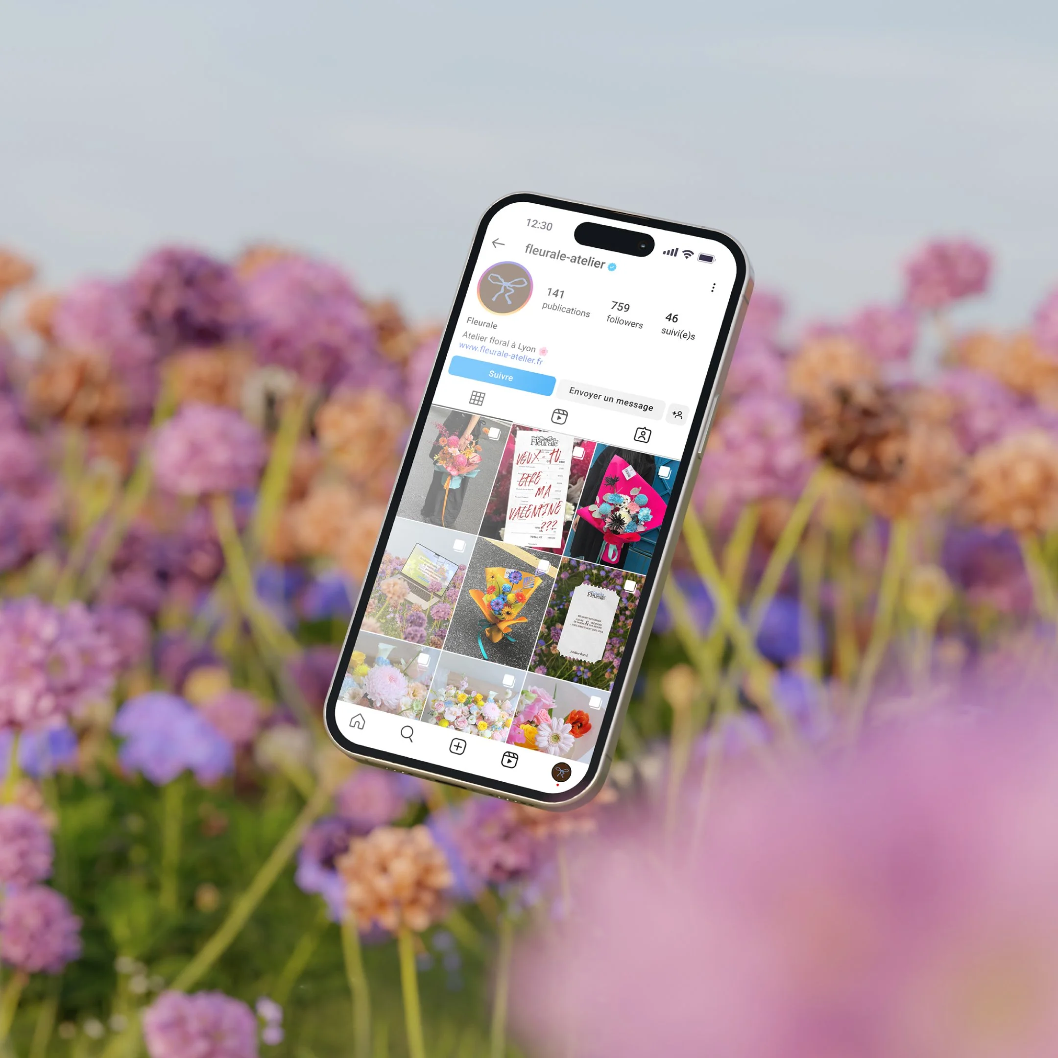 iPhone avec feed instagram dans un champs de fleur