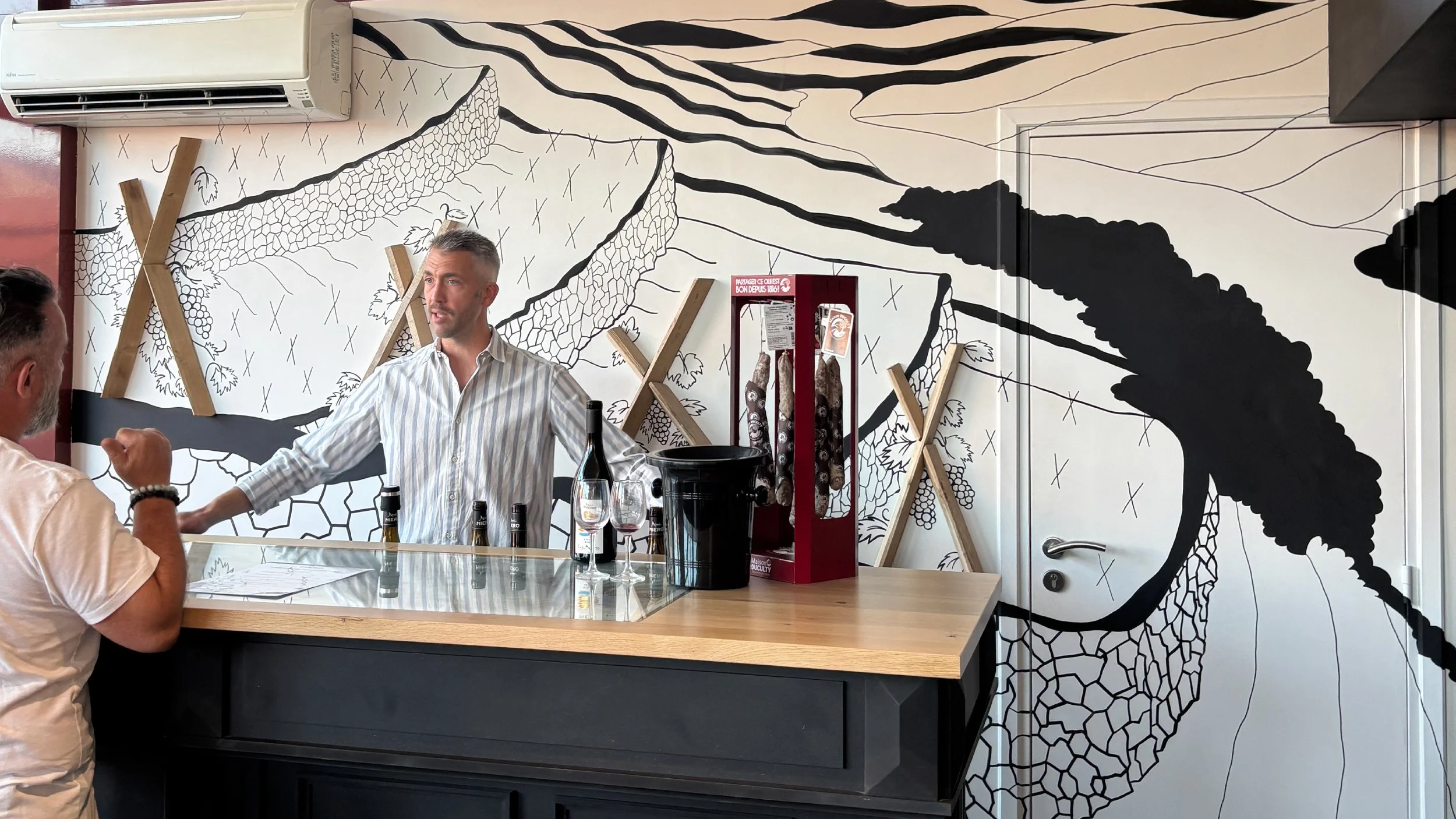 Adrien profitant de l'inauguration du caveau devant la fresque murale