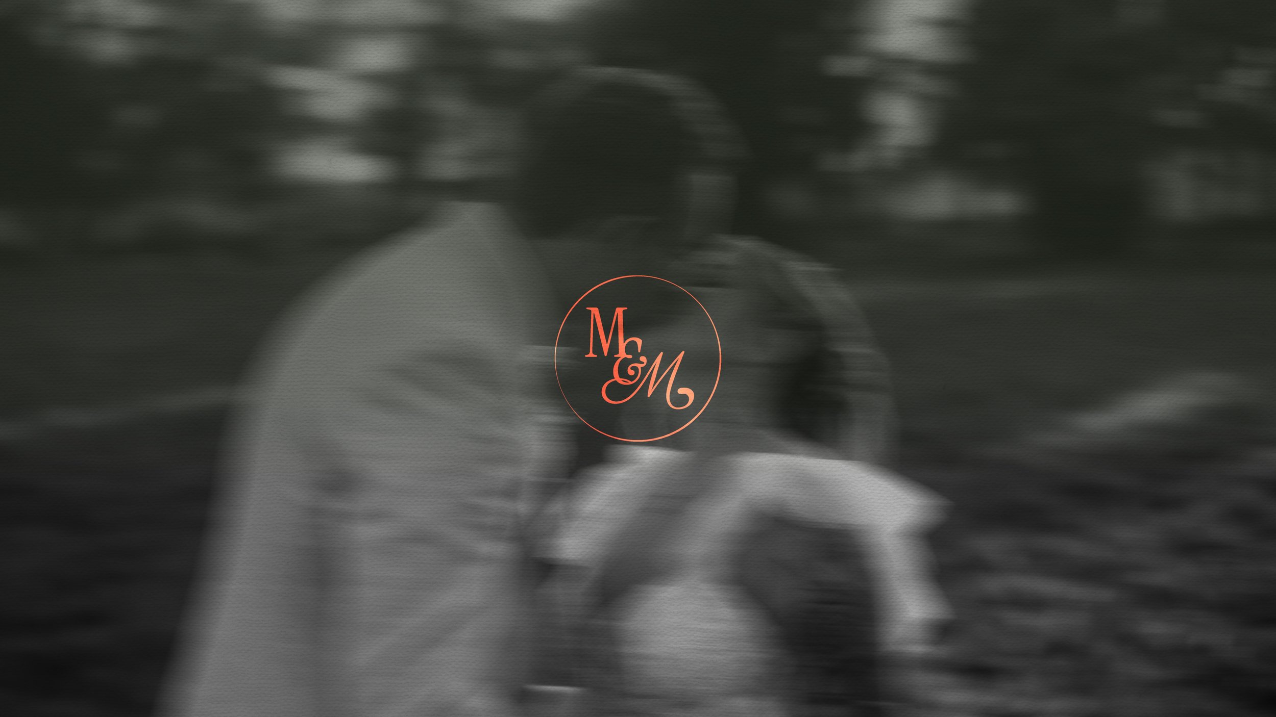 Photos des mariés en n&b avec flou directionnel et le logo du mariage