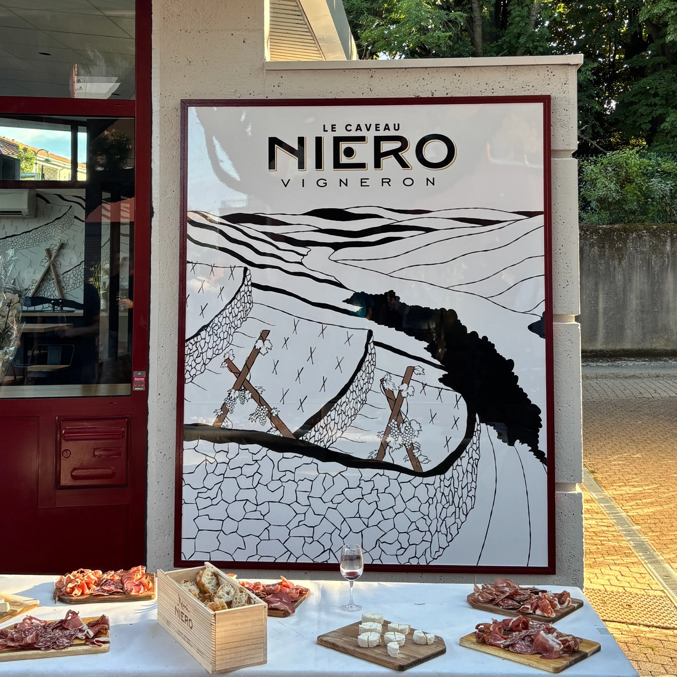 Affiche à côté de l'entrée du caveau