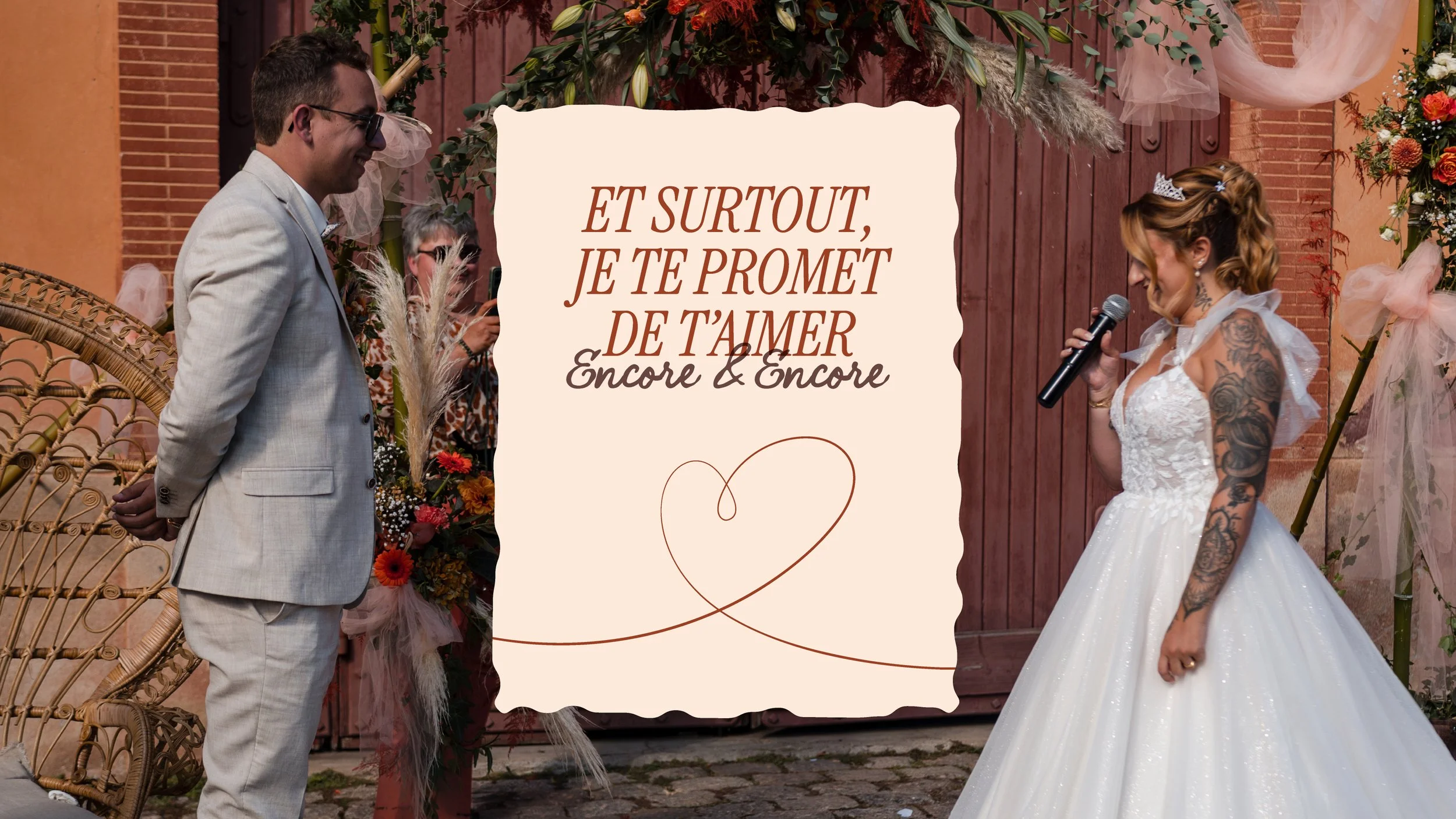 photo des mariés se lisant leurs voeux