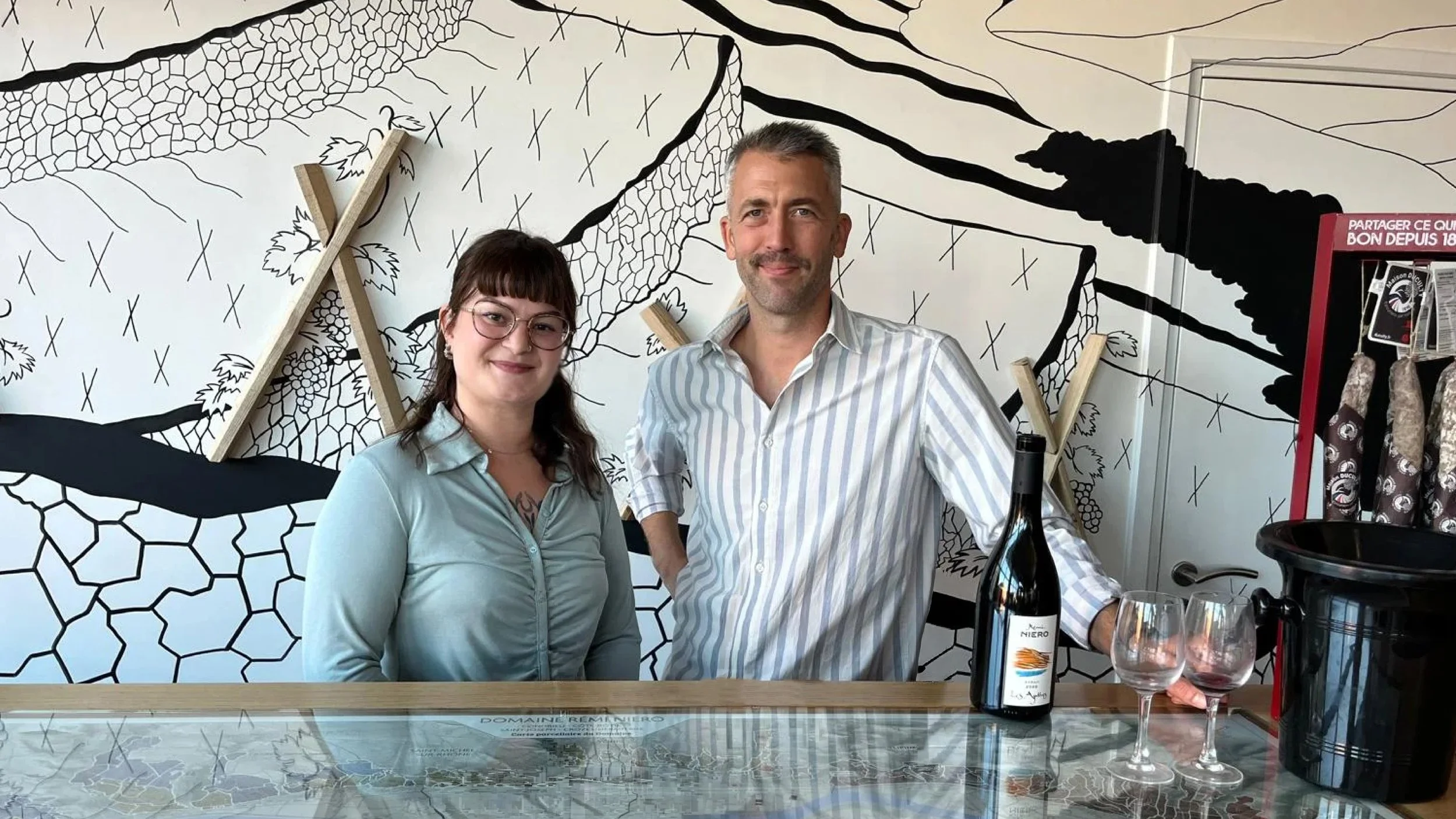 Amélie (Limygraph) et Adrien devant la fresque murale