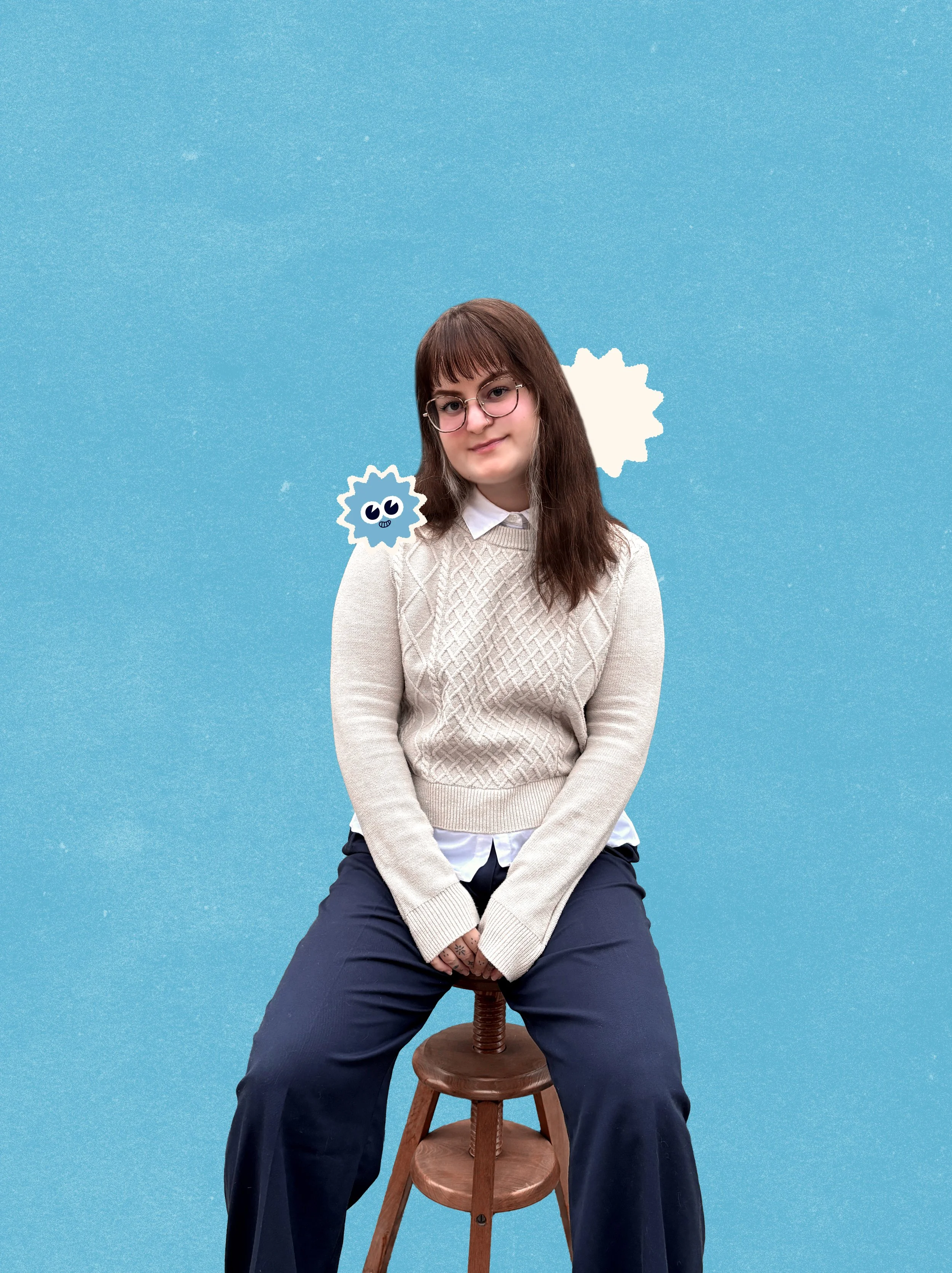 Jeune femme assise sur un tabouret en bois, portant des vêtements décontractés, avec une mascotte illustré à côté de sa tête, contre un fond bleu.