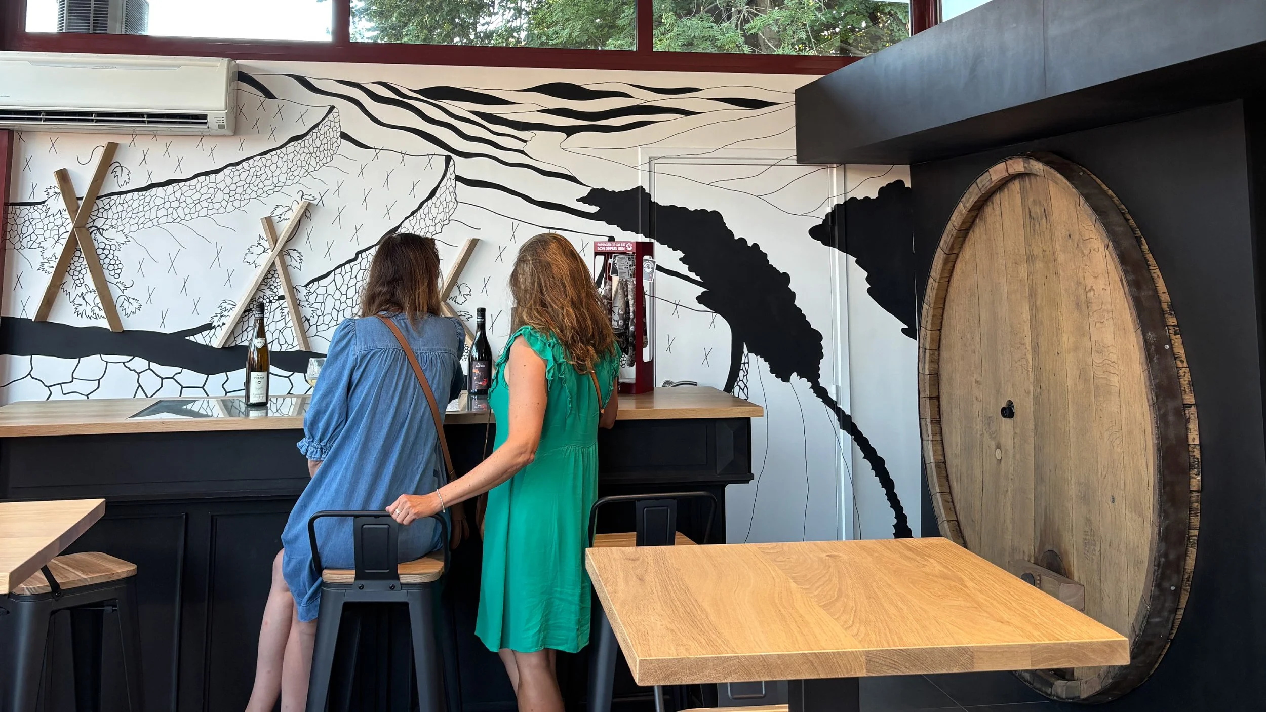 Personnes profitant de l'inauguration du caveau devant la fresque murale