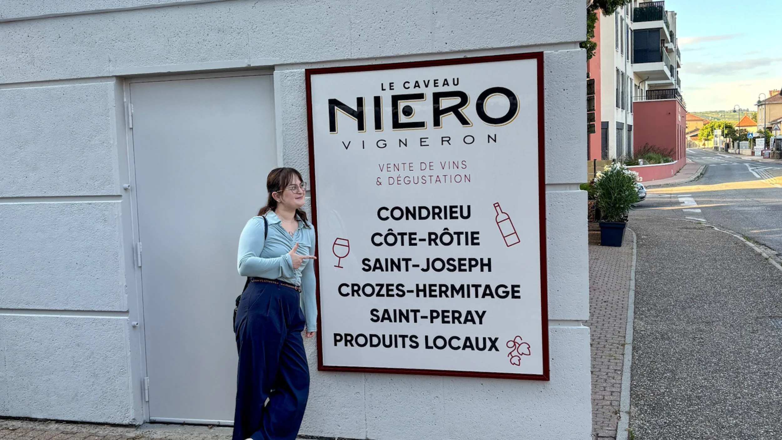 Amélie (Limygraph) devant l'affiche qu'elle a créé