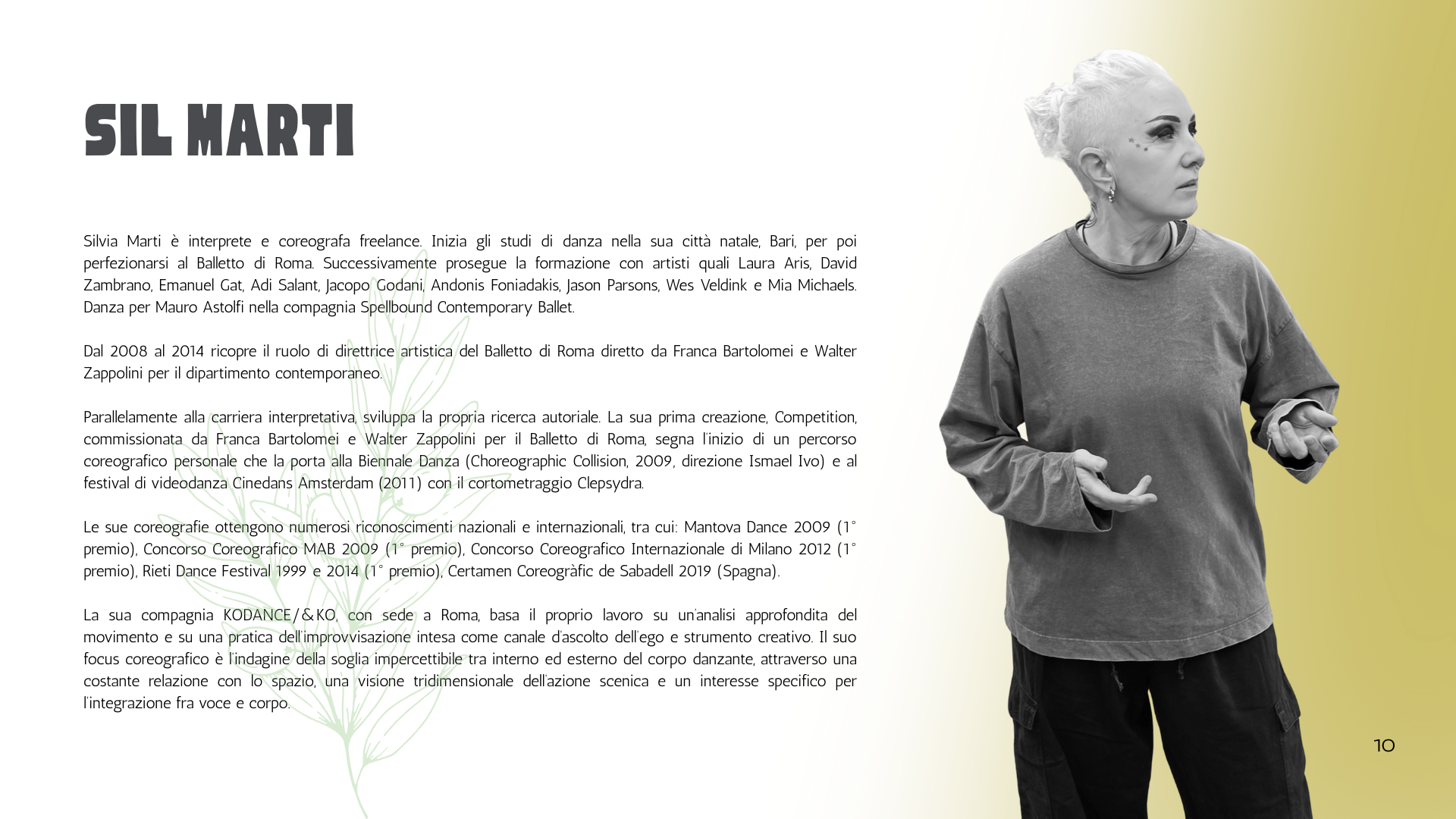 Pagina di un libro o rivista con testo in italiano e una foto in bianco e nero di una donna con capelli corti e bianchi, occhi truccati, indossa una maglietta grigia e pantaloni neri, su uno sfondo sfumato dal bianco al giallo chiaro.