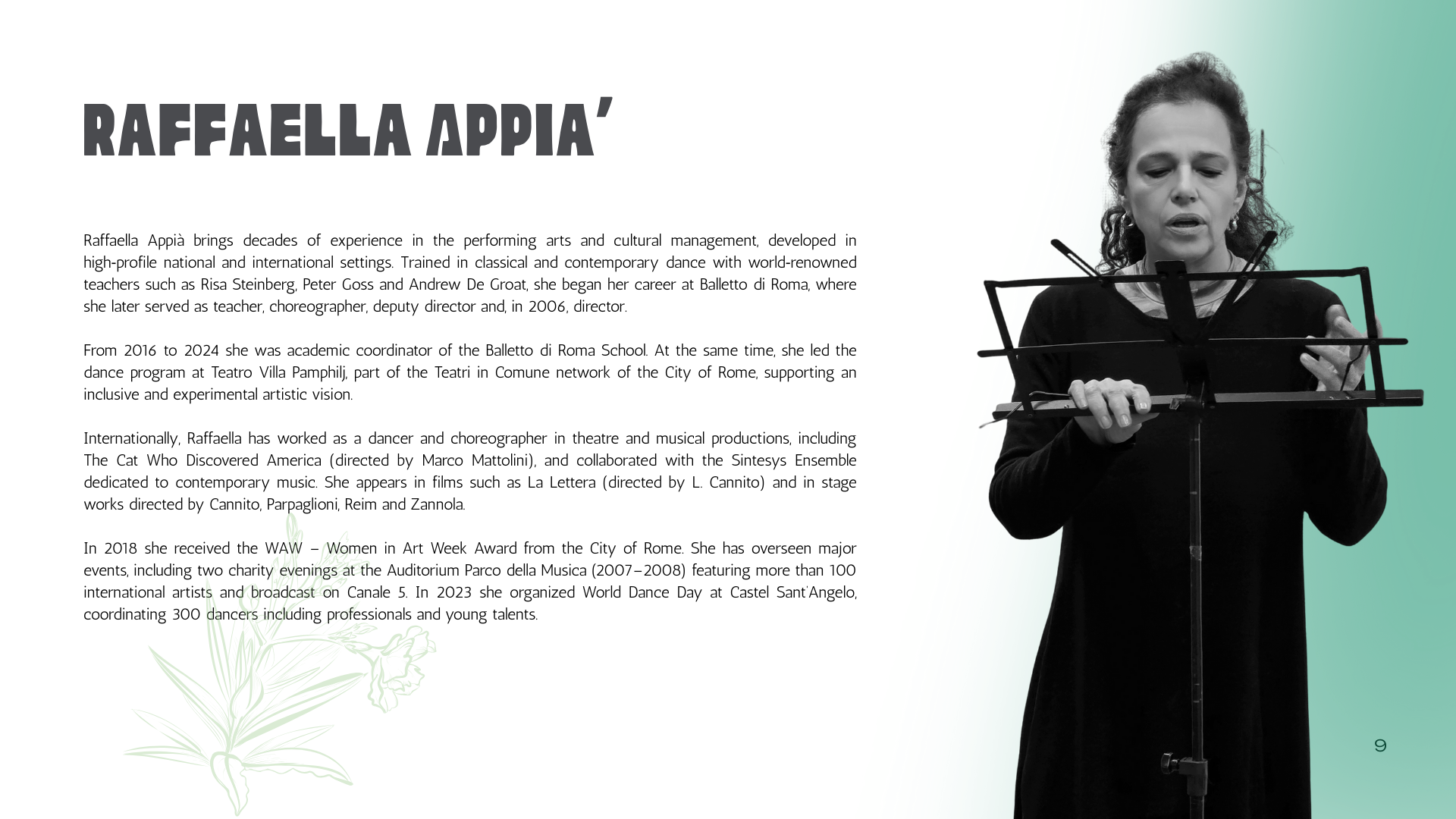 Foto di una donna che legge uno spartito musicale mentre suona il flauto, con sfondo verde e bianco.