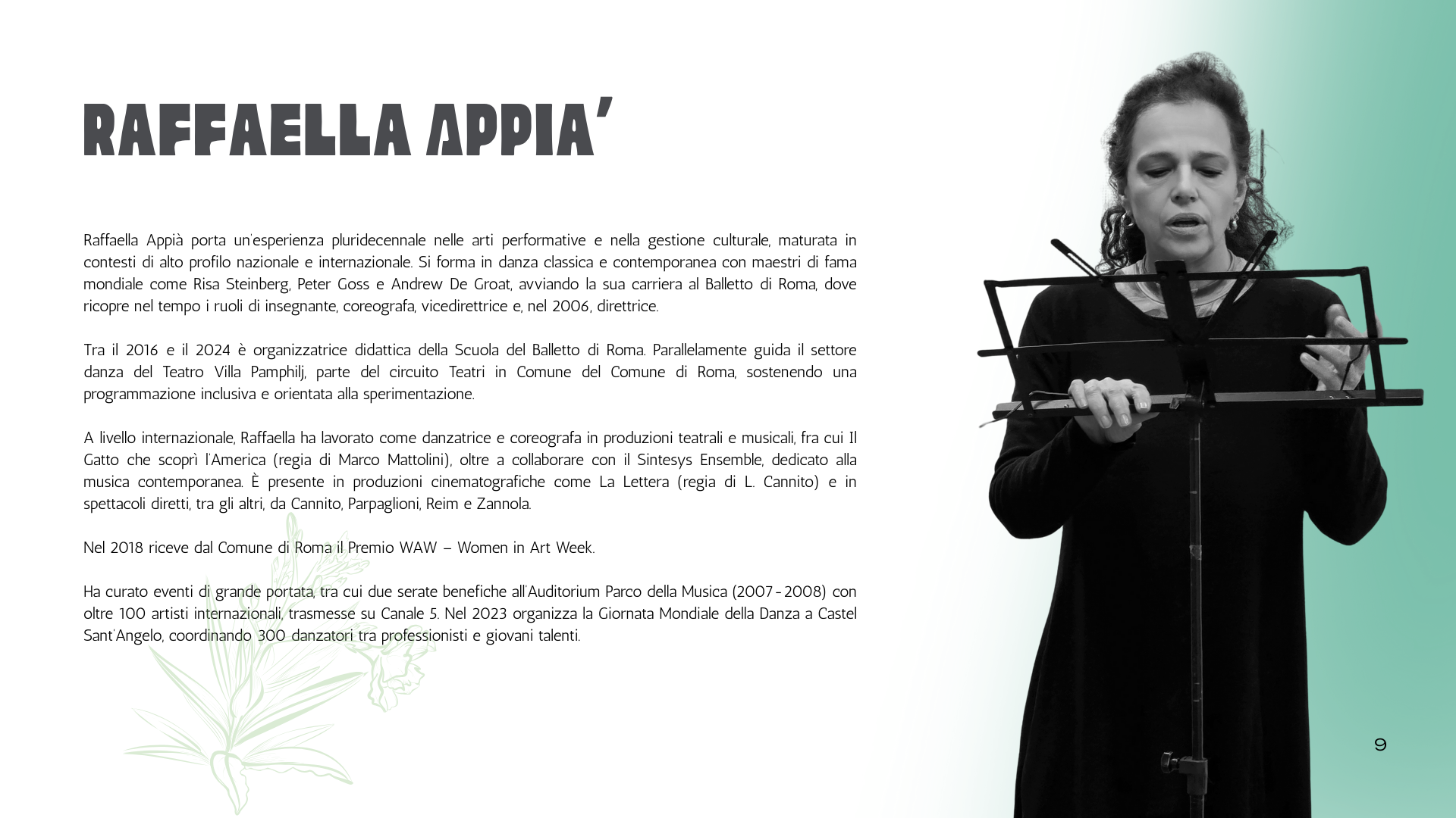 Una donna con i capelli ricci che legge musica davanti a un contenitore musicale, indossa un abito nero in un ambiente con sfondo sfumato verde. La pagina mostra testo bianco e nero sulla sinistra e l'immagine a destra.