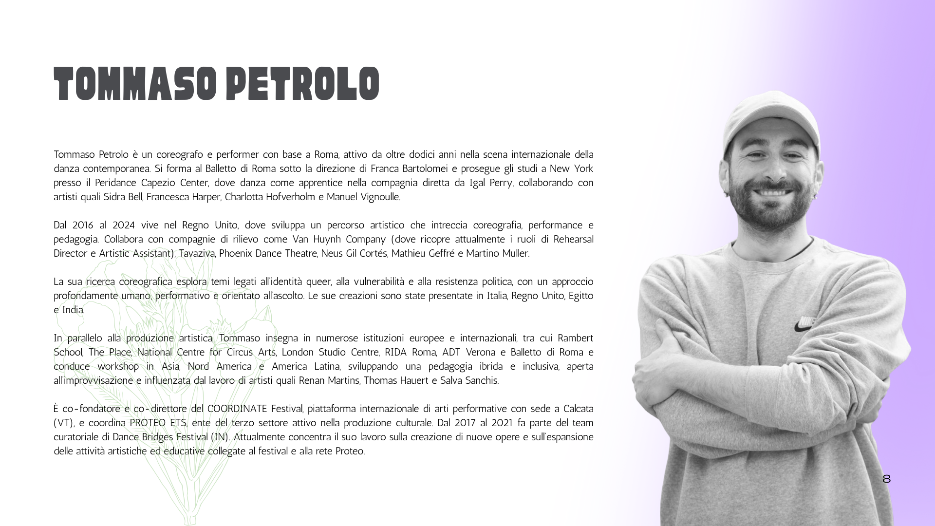 Biografia di Tommaso Petrolo, coreografo italiano, con una foto di lui sorridente con braccia incrociate, sfondo con sfumature viola e testo in italiano.