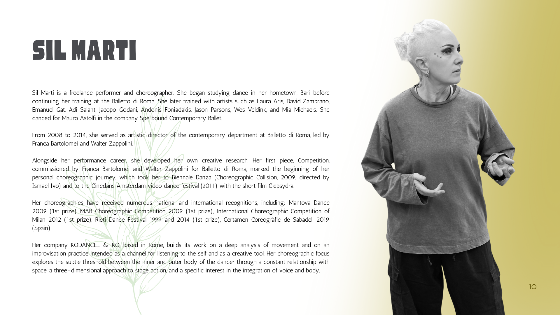Pagina di un libro o rivista con testo sulla coreografa Sil Marti e una foto in bianco e nero di una donna con capelli corti bianco e abbigliamento casual, che guarda a destra, con sfondo sfumato giallo e bianco.