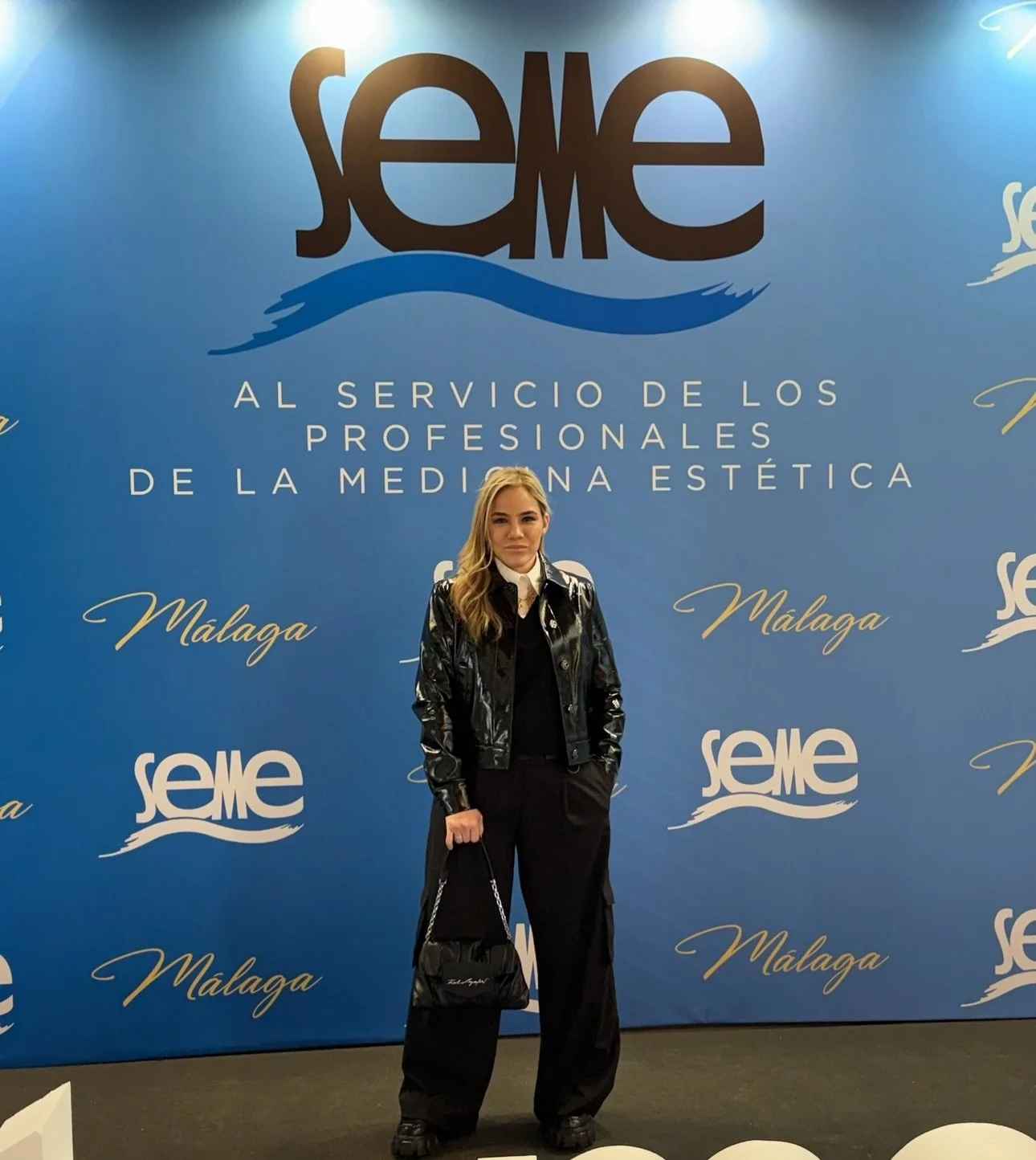 SEME 2026
La Medicina Est&eacute;tica se actualiza constantemente. Y quien no evoluciona, se queda atr&aacute;s.

La ciencia avanza, los protocolos cambian y las t&eacute;cnicas se perfeccionan. Lo que ayer era tendencia, hoy puede estar obsoleto. Po