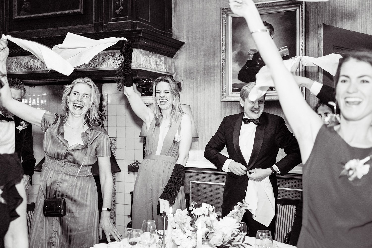 LM660_46-trouwlocatie-wassenaar-kasteel-wittenburg-handkerchief .jpg