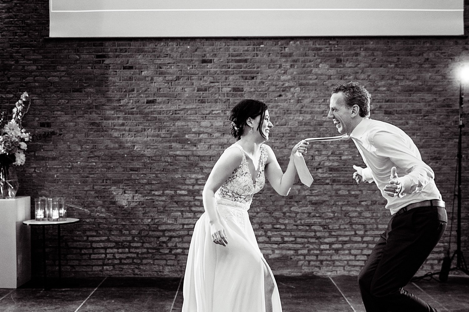 LM572_36-bruidsfotograaf-amsterdam-olofs-first-dance-funny.jpg