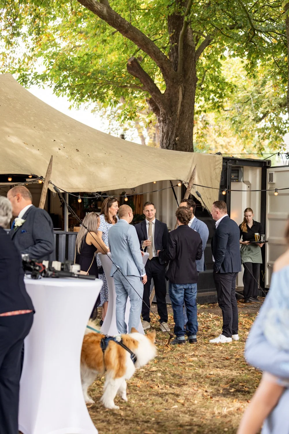 LM711P33-trouwfotograaf-lommerrijk-rotterdam-buiten-receptie-tent.jpg