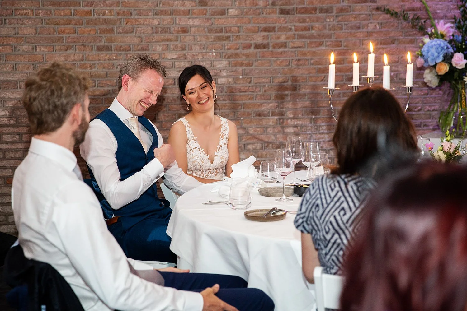 LM572_33-bruidsfotograaf-amsterdam-olofs-dinner-laughing.jpg