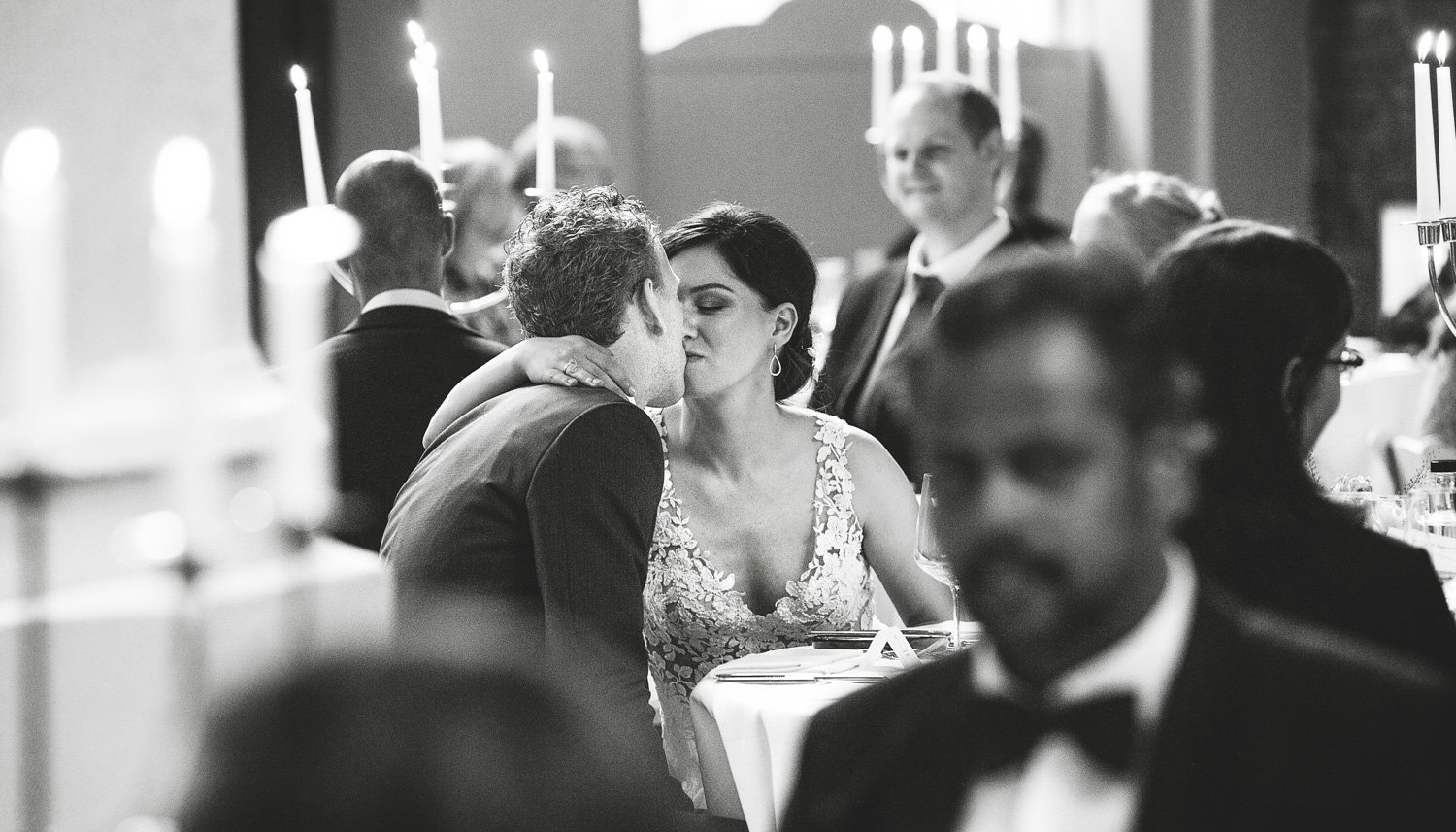 LM572_29-bruidsfotograaf-amsterdam-olofs--dinner-kiss-stolen-moment.jpg