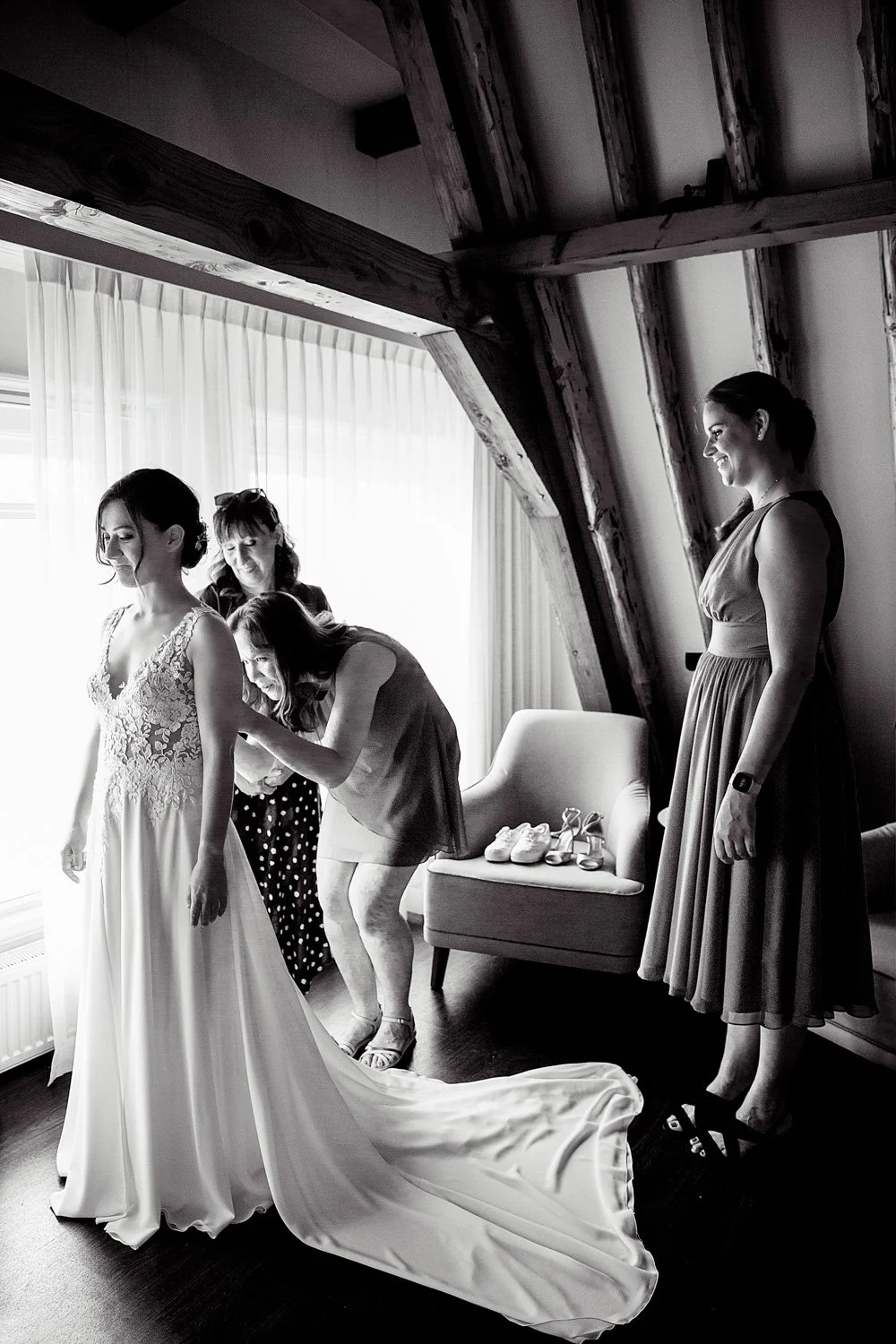 LM572_04-bruidsfotograaf-amsterdam-olofs-bride-getting-dressed.jpg