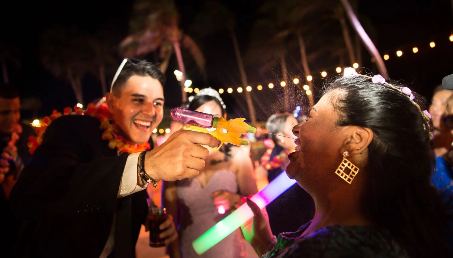 LM421_45-bruidsfotograaf-aruba-destination-wedding-party-water-pistol.jpg