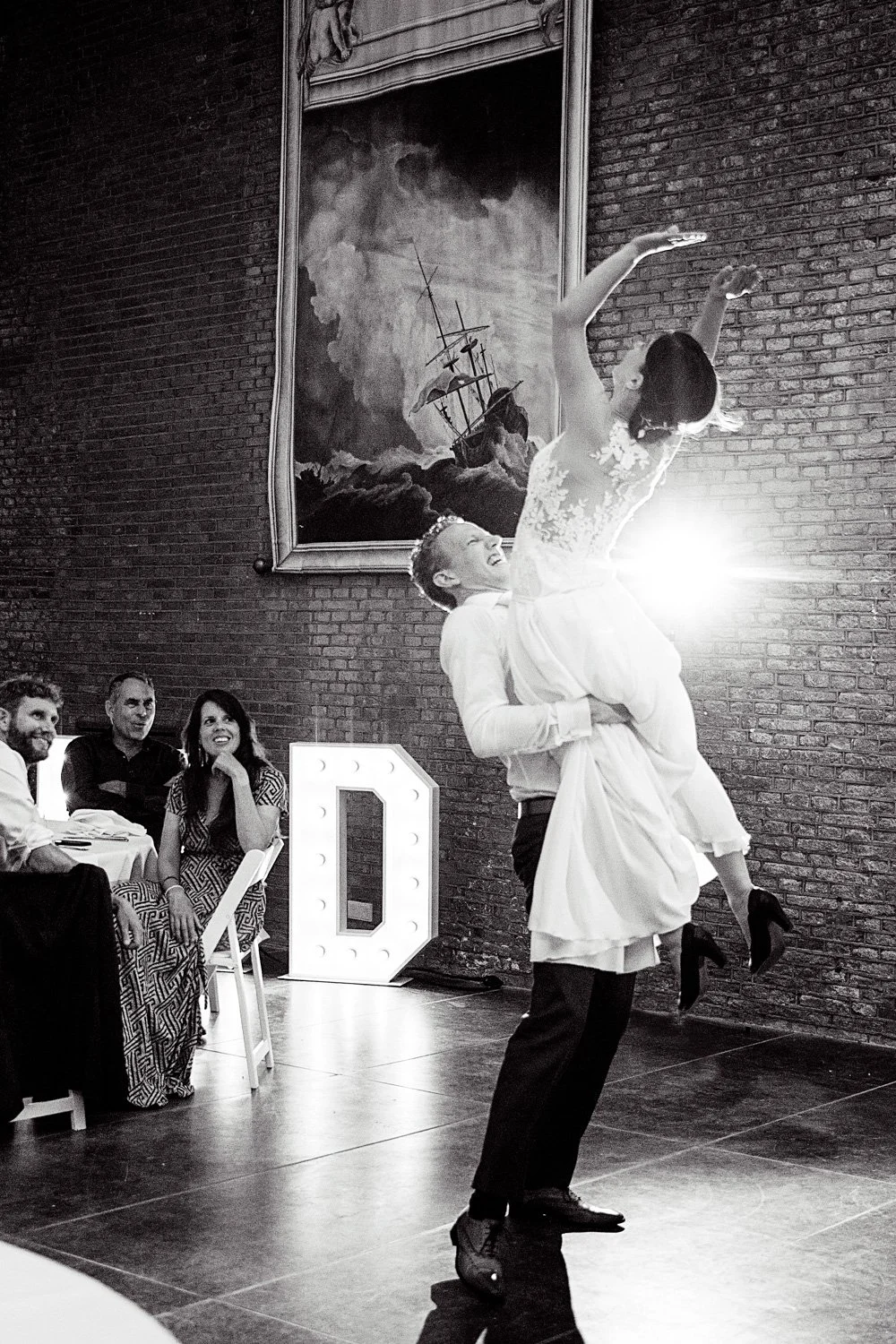 LM572_38-bruidsfotograaf-amsterdam-olofs-first-dance-lift.jpg