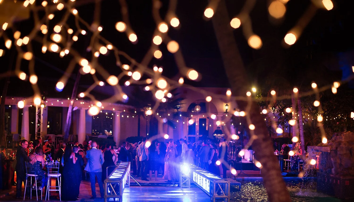 LM421_42-bruidsfotograaf-aruba-destination-wedding-outdoor-lights-party.jpg
