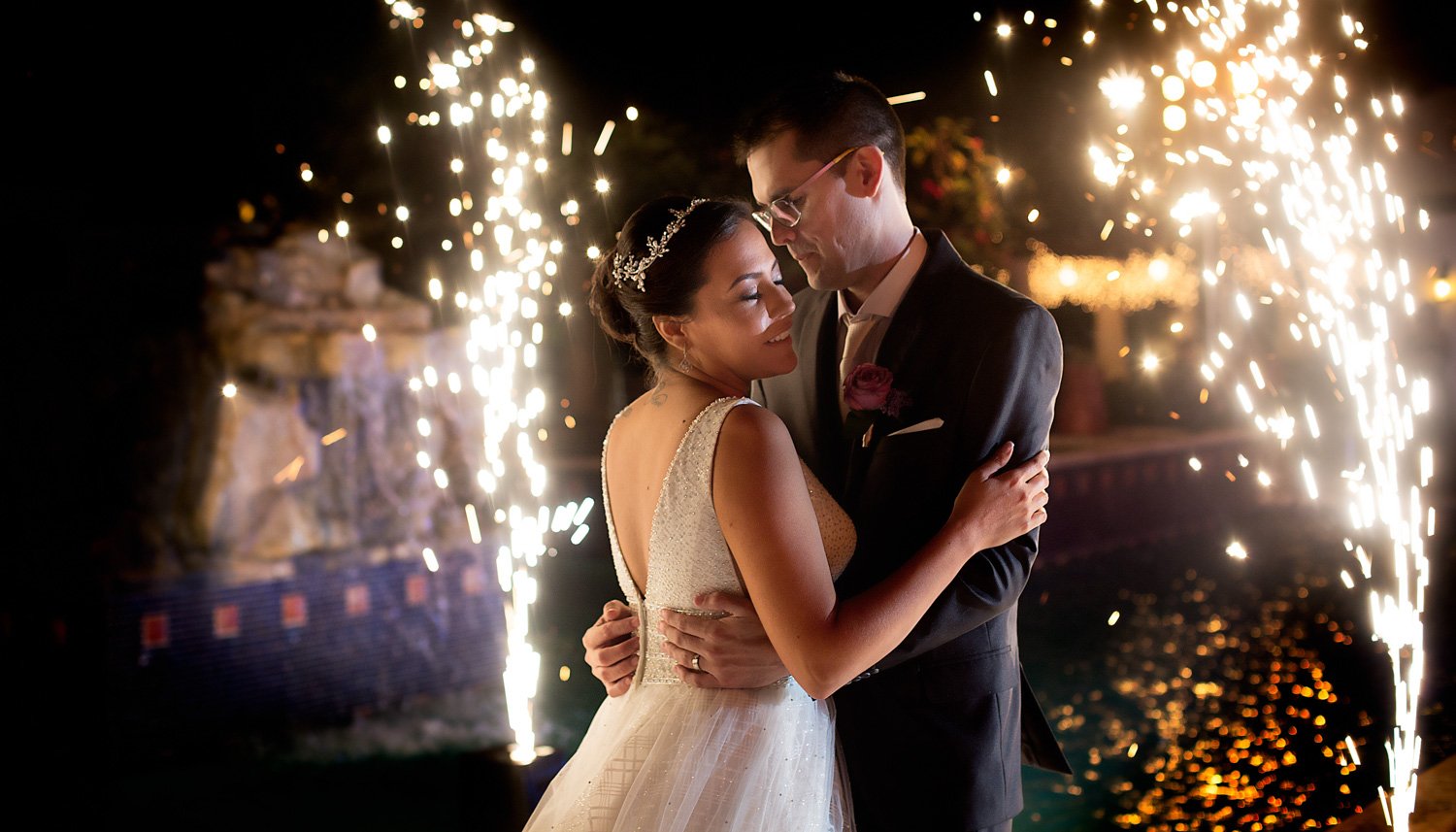 LM421_38-bruidsfotograaf-aruba-destination-wedding-first-dance-fireworks.jpg
