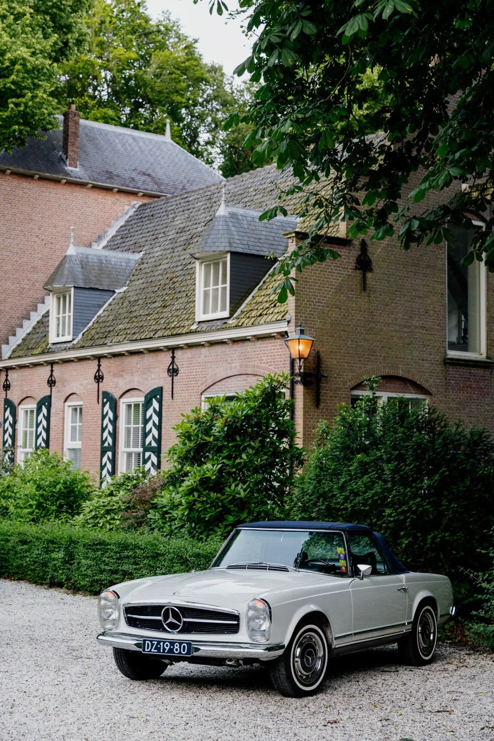 LM660_44-trouwlocatie-wassenaar-kasteel-wittenburg-trouwauto.jpg