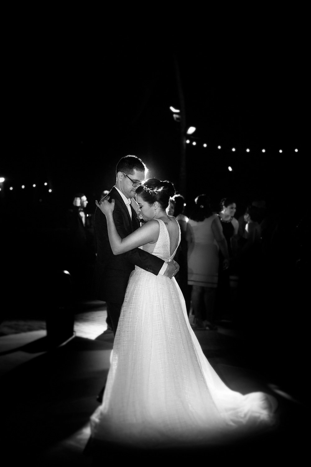 LM421_40-bruidsfotograaf-aruba-destination-wedding-close-dance.jpg