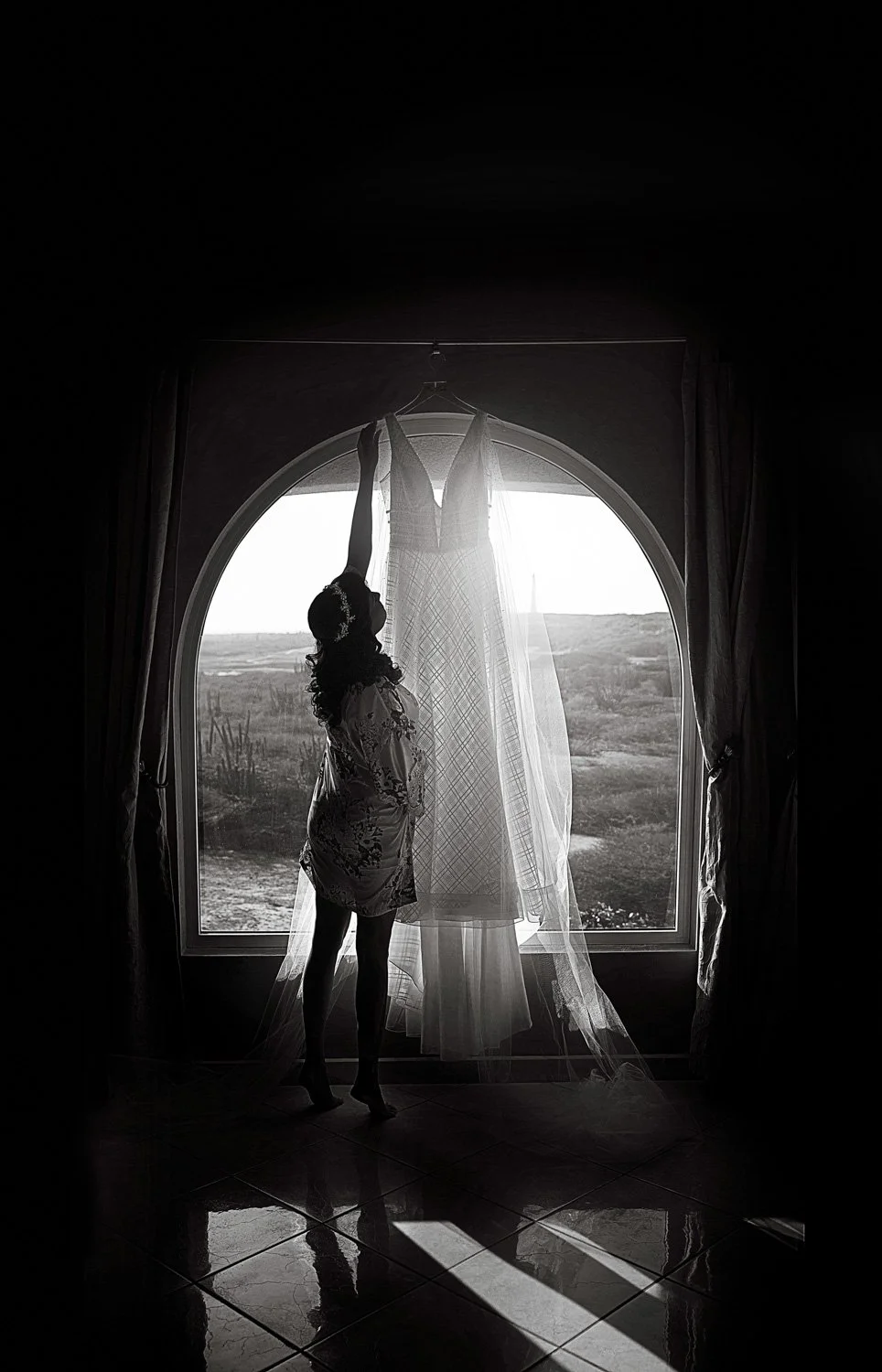 LM421_16-bruidsfotograaf-aruba-destination-wedding-dress-window.jpg