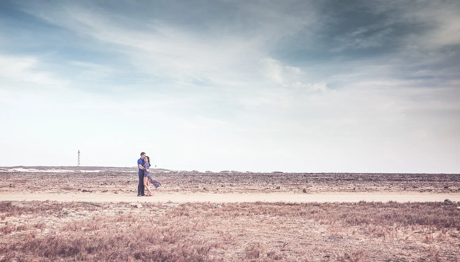 LM421_53-bruidsfotograaf-aruba-destination-wedding-couple-shoot-desert.jpg