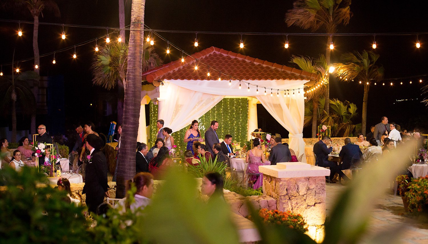LM421_31-bruidsfotograaf-aruba-destination-wedding-dinner-setting-overview.jpg