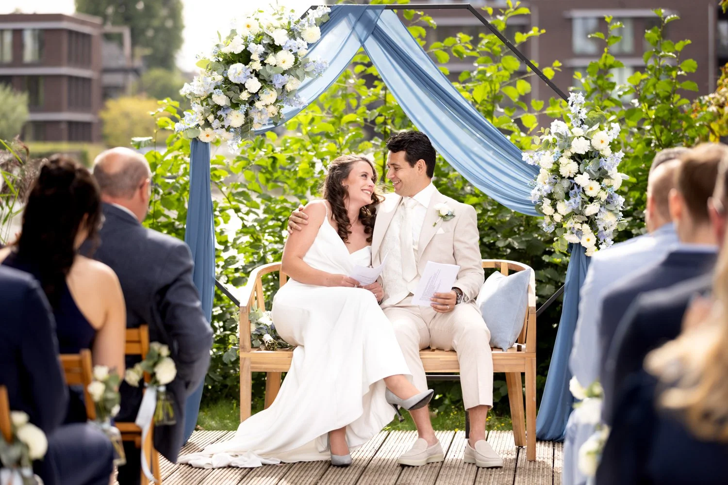 LM711P26-trouwfotograaf-lommerrijk-rotterdam-bruidspaar-tijdens-ceremonie.jpg