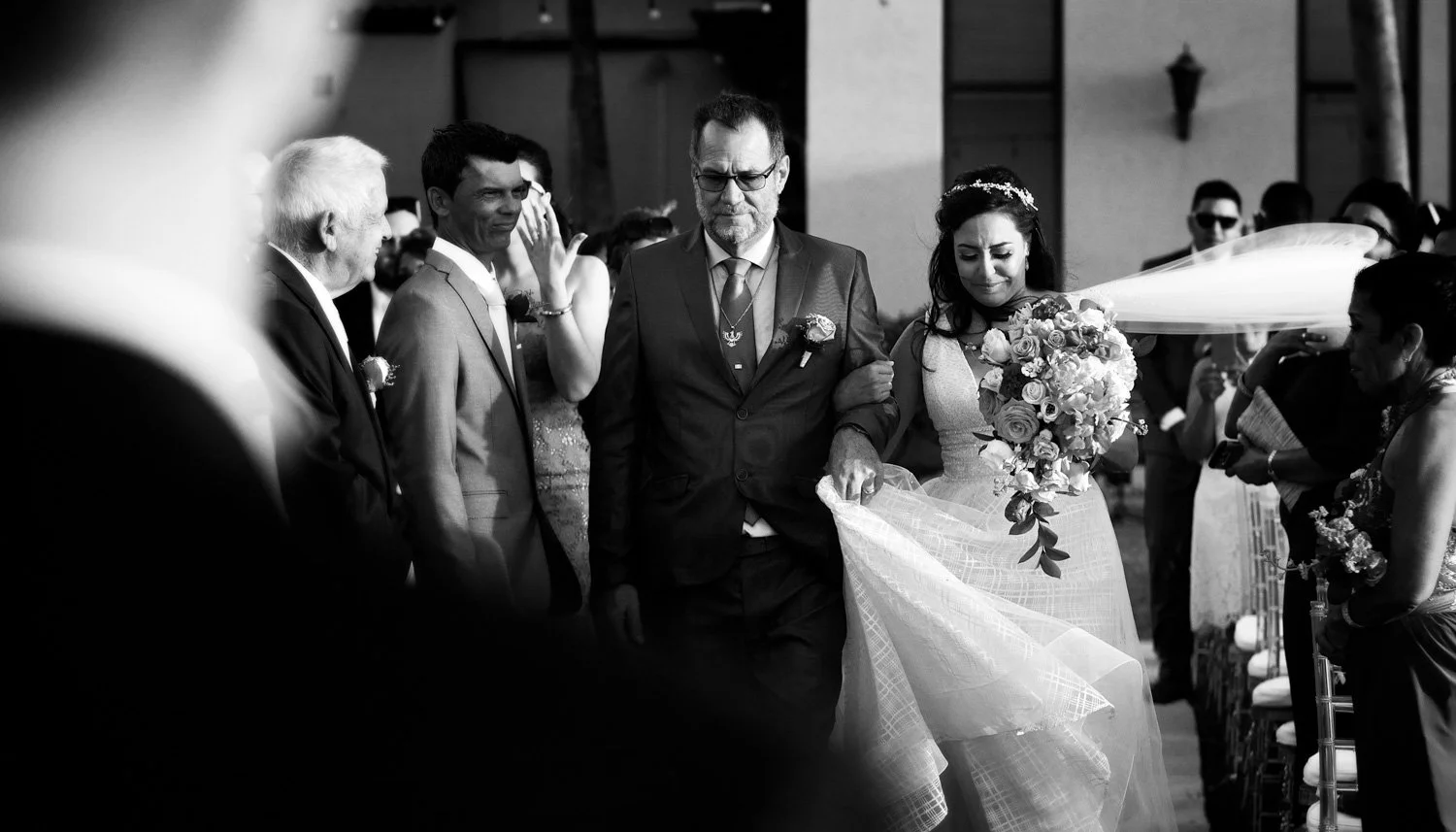LM421_22-bruidsfotograaf-aruba-destination-wedding-walking-dwon-the-aisle.jpg