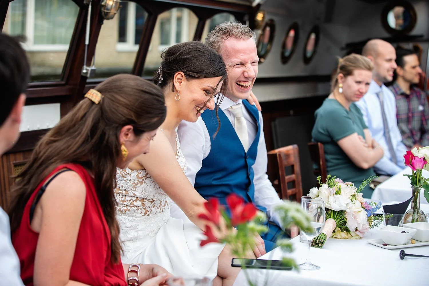 LM572_25-bruidsfotograaf-amsterdam-olofs-boottocht-bruidspaar-lachend.jpg