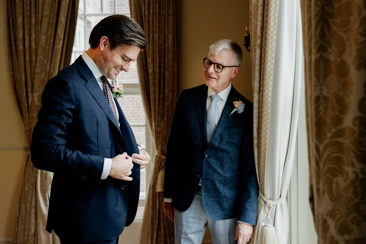 LM660_06-trouwlocatie-wassenaar-kasteel-wittenburg-voorbereiding-bruidegom-vader.jpg