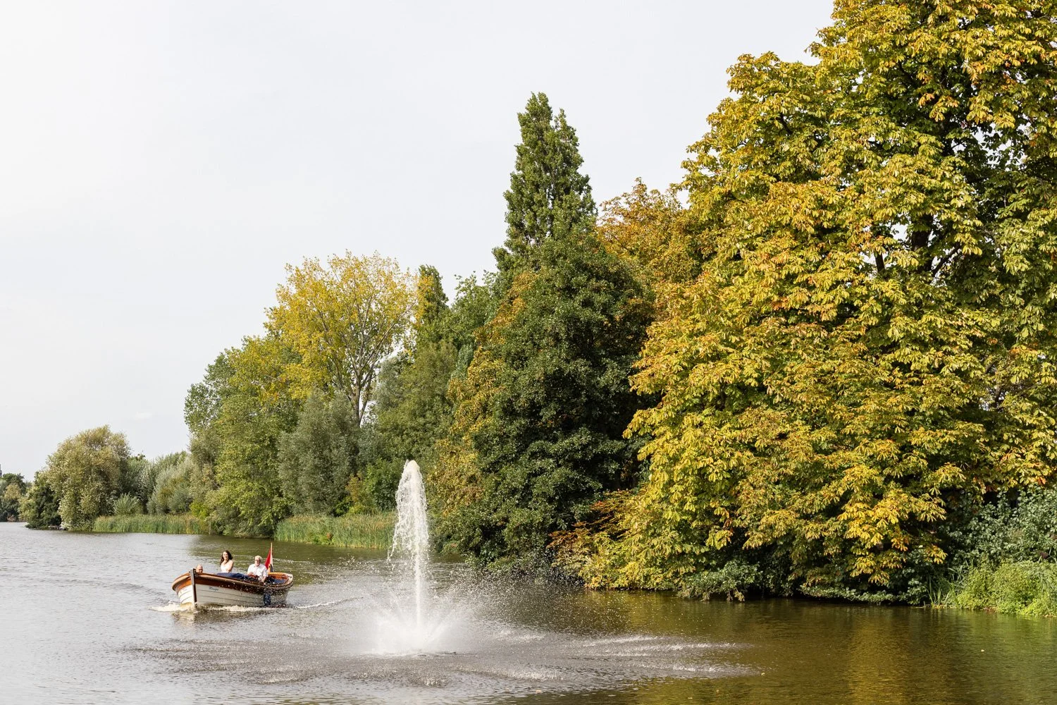 LM711P14-trouwfotograaf-lommerrijk-rotterdam-aankomst-bootje-bergse-plas.jpg