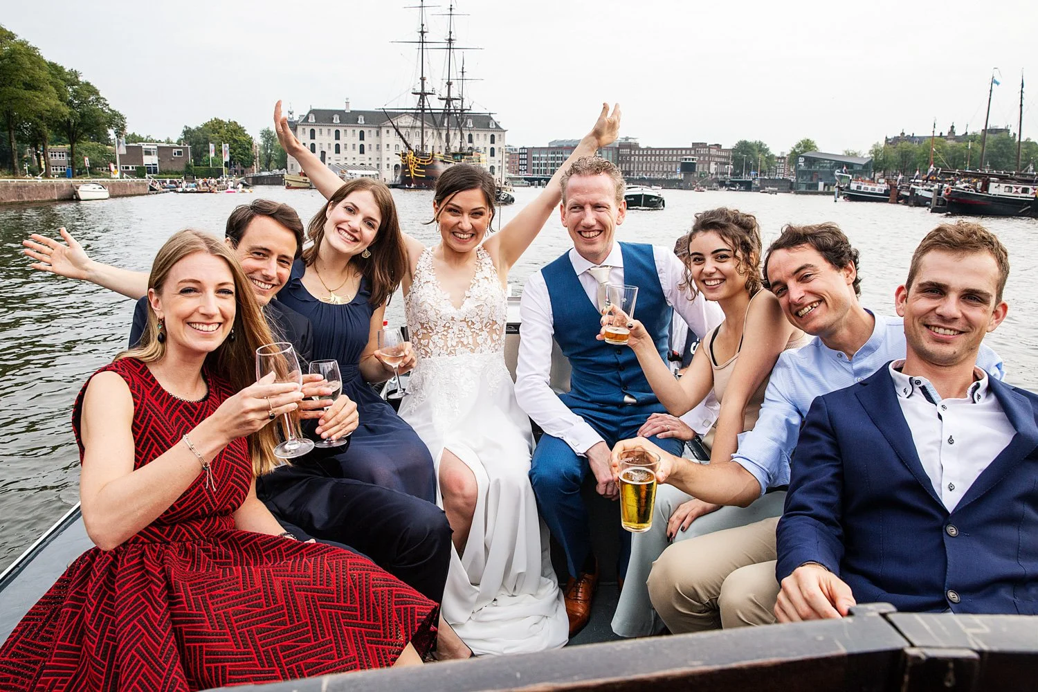 LM572_26-bruidsfotograaf-amsterdam-olofs-groepsfoto-spontaan-boottocht.jpg