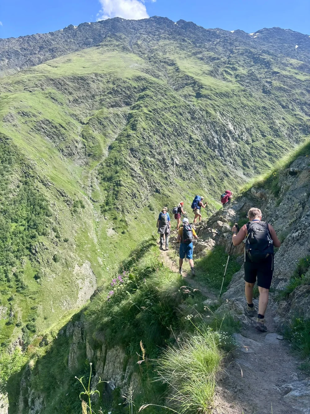 Hikers op ruig bergpad