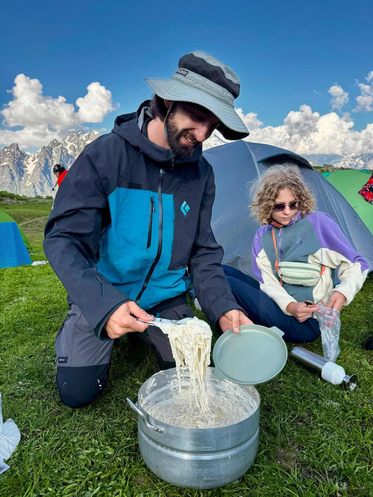 Koken tijdens het kamperen in Svaneti