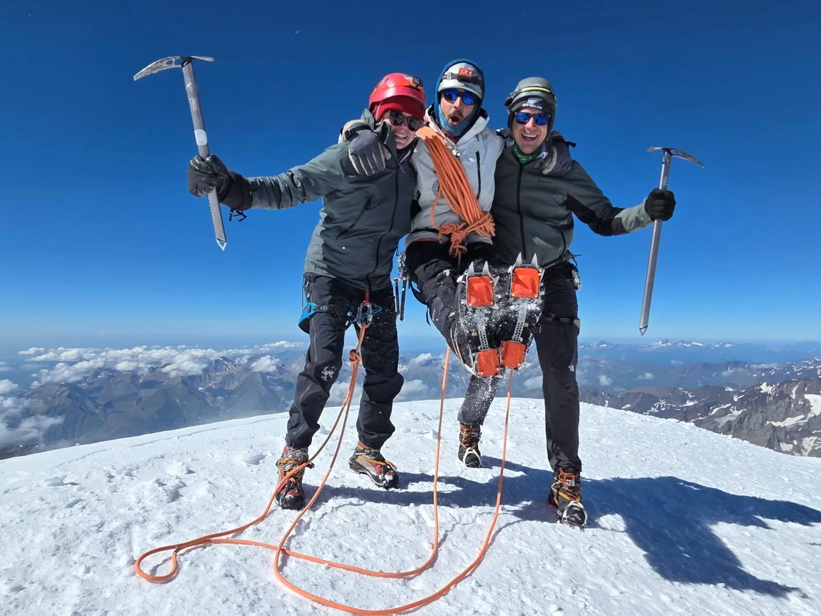 Sandro, Tsotne en Giorgi tijdens de Kazbek Expeditie