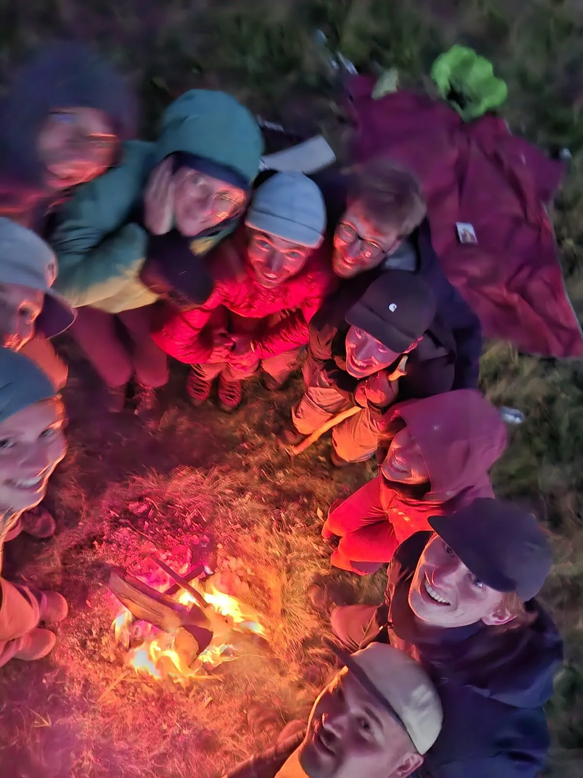Groep rond het kampvuur in Svaneti