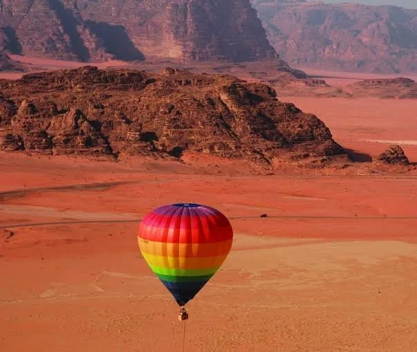 Luchtballon boven Wadi Rum