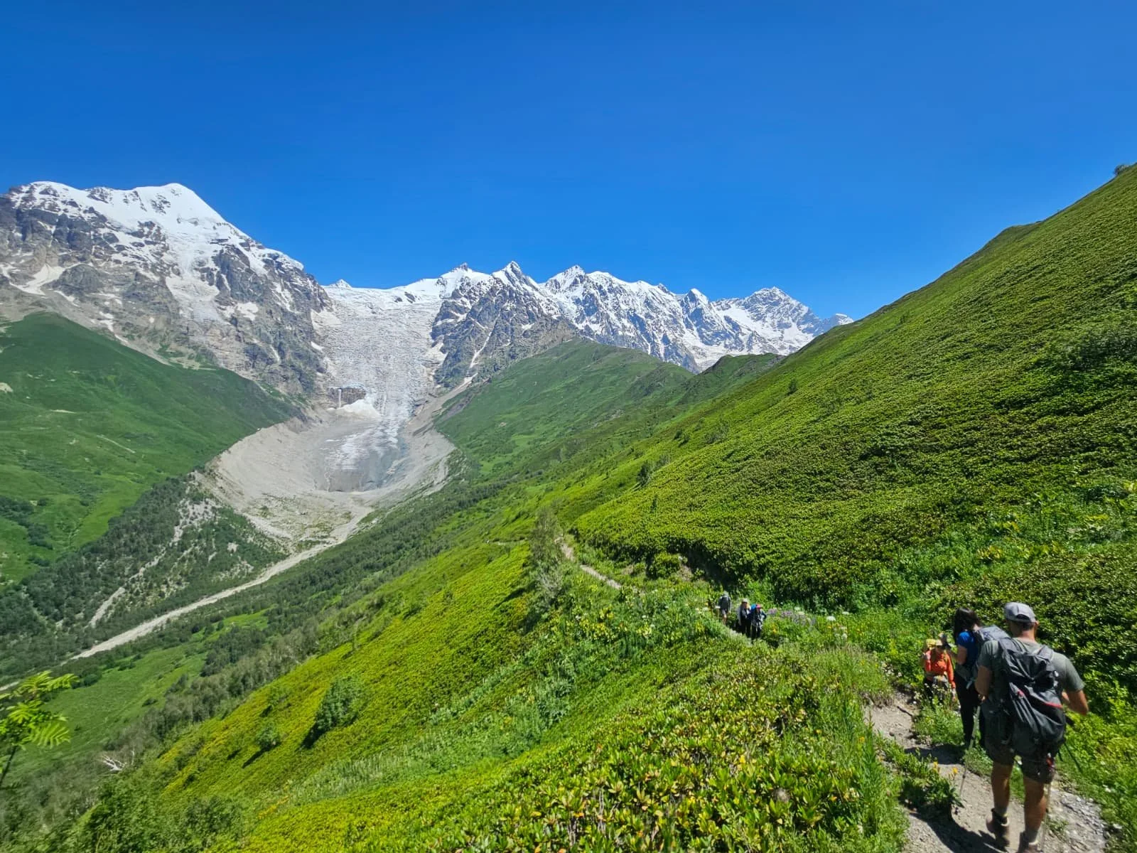 Wandelen richting de Shkhara-gletsjer vanuit Ushguli